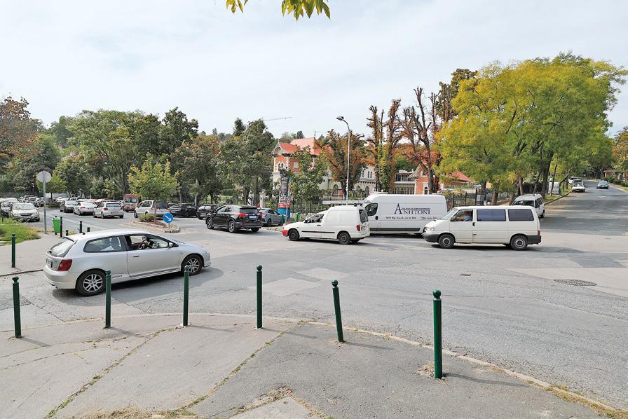 Az egykori Hűvösvölgyi Népkert területén átadott nyolcvan férőhelyes P+R parkoló javított a parkolási helyzeten, de továbbra is szorgalmazzuk az agglomeráció méretéhez és az ebből fakadó közlekedési