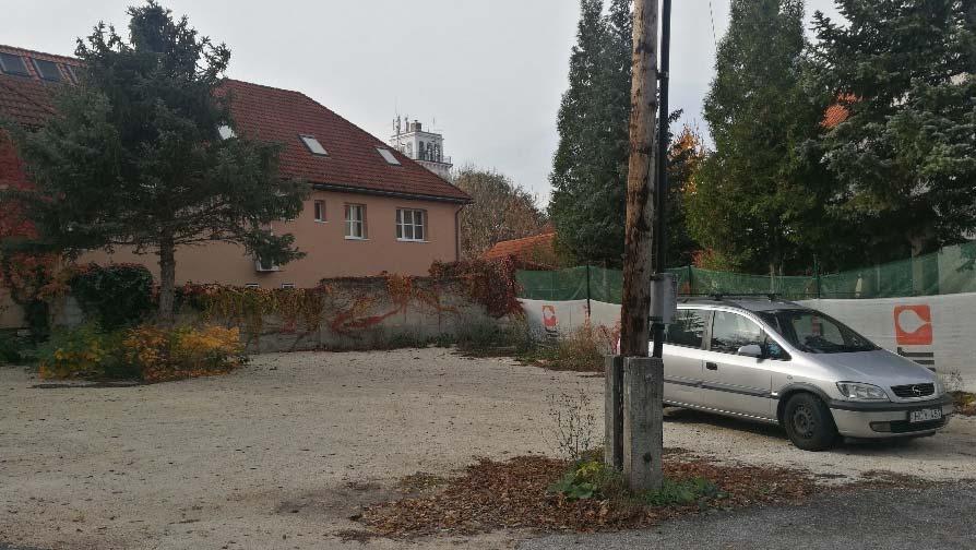 Az épített környezet vizsgálata, a bontásra került épület Az apró ingatlan a Templom utca kanyarulatában helyezkedik el, jelenleg parkolóként használják.