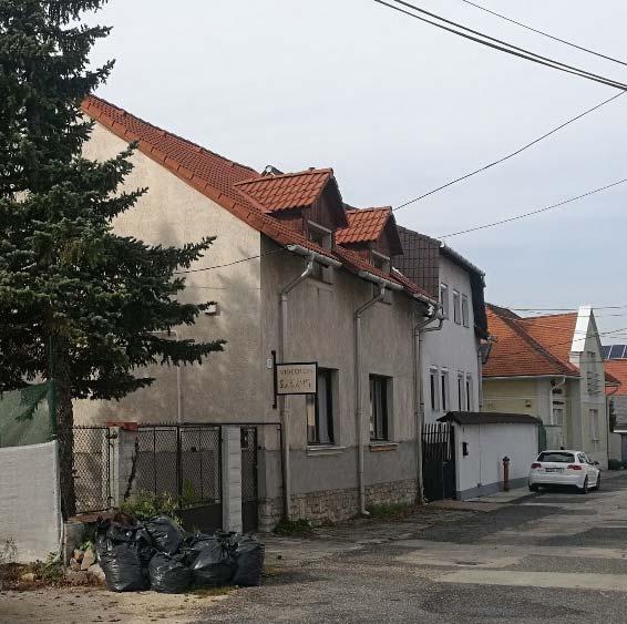 Az ingatlant 2017. májusában vásárolta meg jelenlegi tulajdonosa (a módosítás kérelmezője). Az akkor hatályban lévő Helyi Építési Szabályzat 35. (3) bekezdése az alábbiakról rendelkezett: 35.