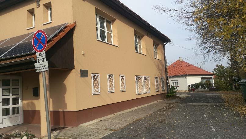 Az ilyen körülmények közötti építés esetén a telepítési távolság a tűzrendészeti szakhatóság által elfogadott mértékig csökkenthető (az egyéb pl. benapozási feltételek megléte esetén).