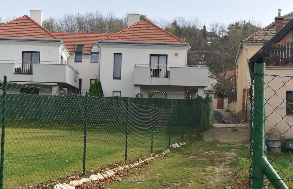 Szintén a 348/1 hrsz ú ingatlan területéhez tartozó sáv, amely biztosítja az átközlekedést a Fenyves utca irányába. Megtartandó gyalogos kapcsolat!