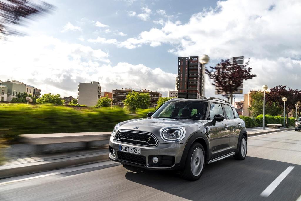 Műszaki adatok Hengerűrtartalom 1499 cm3 Vegyes fogyasztás 2,5 l/100km Teljesítmény 165 kw (224 LE) CO 2 kibocsátás 56 g/km Szín és kárpit (Az árak tartalmazzák az ÁFÁ-t) C2K Melting Silver metál