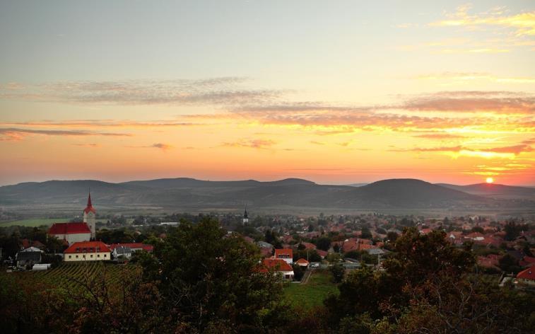 Oroszlános Borhotel & Étterem, Tállya, Tokaj-Hegyalja Szállodánk és éttermünk a tokaj-hegyaljai világörökségi borvidék