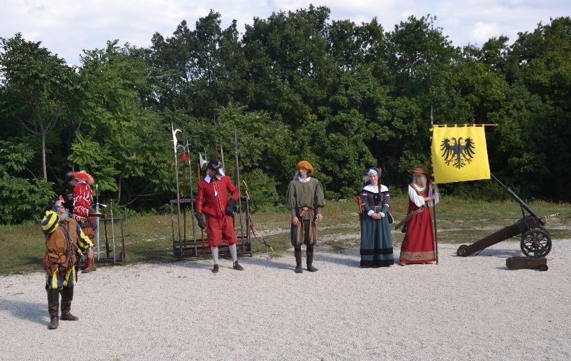 A Magyar Királyi Kardforgatók rendjének fegyvertárában szintén a X-XVII. század harci eszközei vannak jelen.