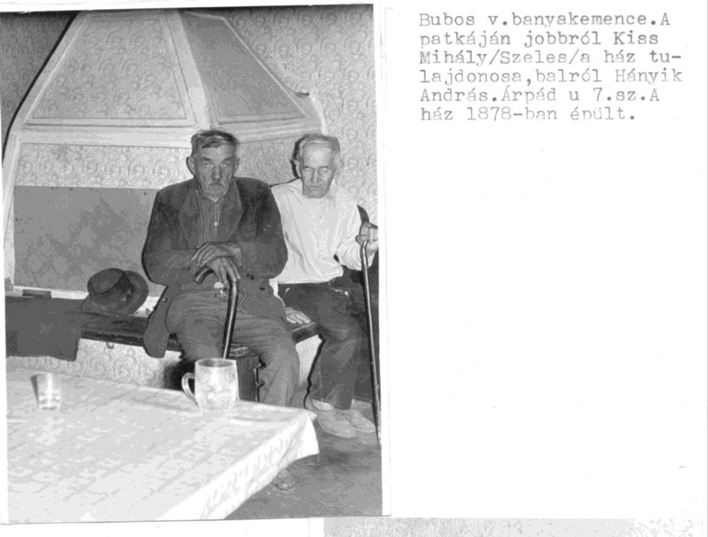 A búbos v. banyakemence. A padkáján ül jobbról Kis Mihály (Szeles) a ház tulajdonosa, 80 éve. Árpád u. 7. Sz.