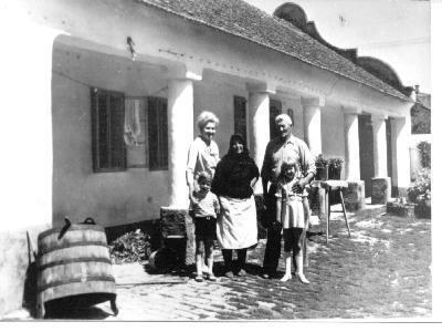 Épült a mestergerenda bevésése szerint 1878-ban. Építője Kiss János, Venyingi Rozália. Eredetileg nádas volt. Jelenlegi állapotát 1937-ben kapta. Érdekes a kapuoszlop és a szabadkémény díszítése.