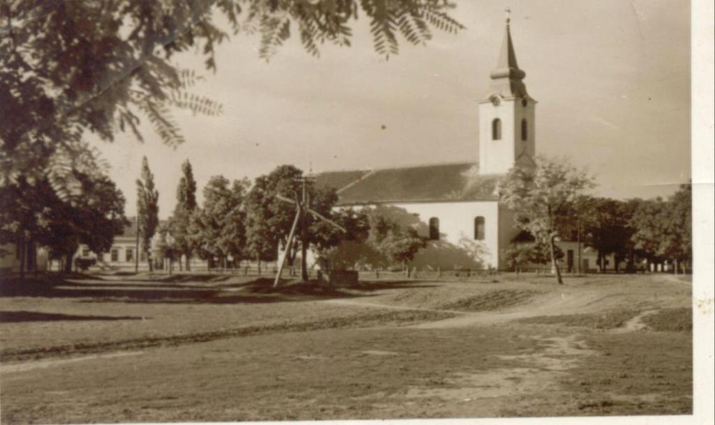 /Erzsébet tér 1924-ből. R.k. Templom, háttérben az iskola /ma Szabadság tér / 1. Építkezési mód, lakóház II. A lakóház Téglalap alakú telkeken hosszában építkeztek. A ház beosztása: első v.