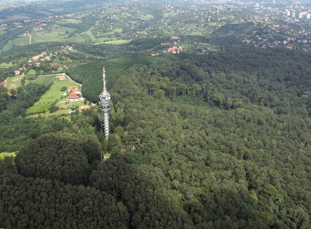 A zalaegerszegi TV-torony is látogatható Fotó: Seres Péter Növényzetének jelenlegi összetételét a Zalaegerszegi Erdészet dolgozói alakították ki a Jeli Arborétum mintájára.