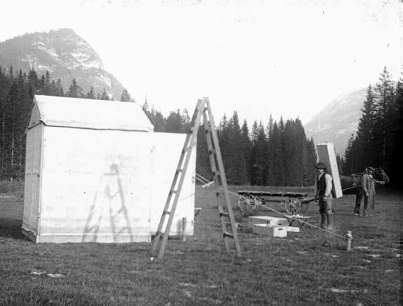 3. ábra: A függővonal-elhajlás értékei egy Arad környéki É D irányú szelvény mentén (Eötvös 1909 nyomán) dünknél harmincszor nagyobb sugarú gömbhöz tartoznék.