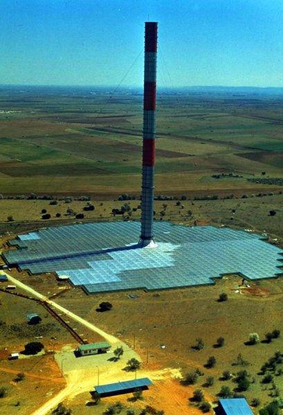 Az 50 kw teljesítményű erőmű kollektorának átmérője 240 méter volt, 46 000 m 2 felülettel, a kémény átmérője 10 m, magassága 195 m volt. A kísérleti üzem eredményesnek tekinthető.