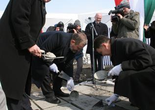 Petrétei József igazságügy-miniszter, Juhász Ferenc országgyûlési képviselõ, honvédelmi miniszter, valamint Csere László bv. vezérõrnagy, a büntetés-végrehajtás országos parancsnoka.