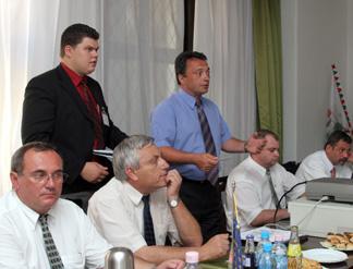 2006. JÚNIUS 15. A Büntetés-végrehajtási Szervezet nevében Csere László bv. vezérõrnagy, országos parancsnok, valamint a Professzorok az Európai Magyarországért Egyesület elnöke, Prof. Dr.