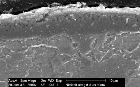 Az eddig elkészült minták legnagyobb keménysége megközelítette az 1700 HV-t. A fehér réteg vastagsága meglepő módon már ilyen rövid idő alatt is átlagosan 7 µm körüli (5 6. ábra).