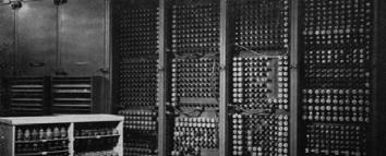 ENIAC (Electronic Numerical Integrator and Computer Mauchley, Eckert, 1943): 18000 cső, 140