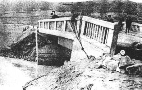 4. Fémszerkezetű, vasúti híd pillérének alámosása 10. ábra. Nagyvárad-Vaskoh vonalon, egy vasúti híd katasztrófája.
