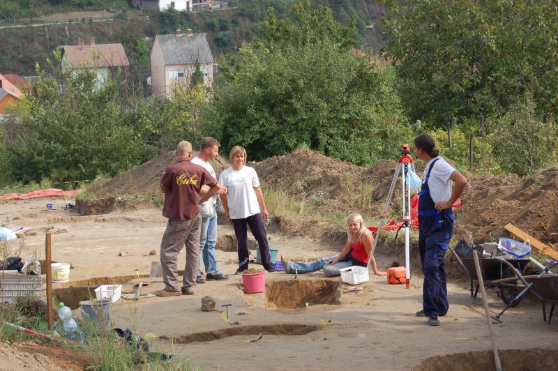 értékelhető eredményeket, pusztán az addig is ismert téglasír helyét sikerült megállapítania.