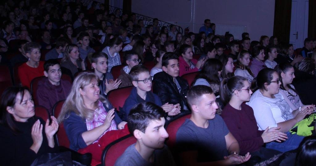 A hangszereket természetesen azok a személyek mutatták be, akik a zenekarban játszanak rajtuk.