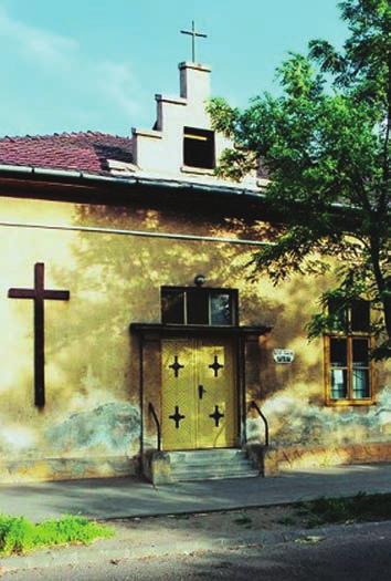 3. A KÜLSÔKÔBÁNYAI SZENT CSALÁD PLÉBÁNIA 719 A plébánia külsô területén, az Újhegyi lakótelepen, 2003-ig a Stúdium Hotelben, ez után a Széchenyi István Általános Iskola aulájában (korábban Piros