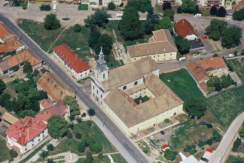 A római katolikus templom és a hozzáépített ferences rendi kolostor.