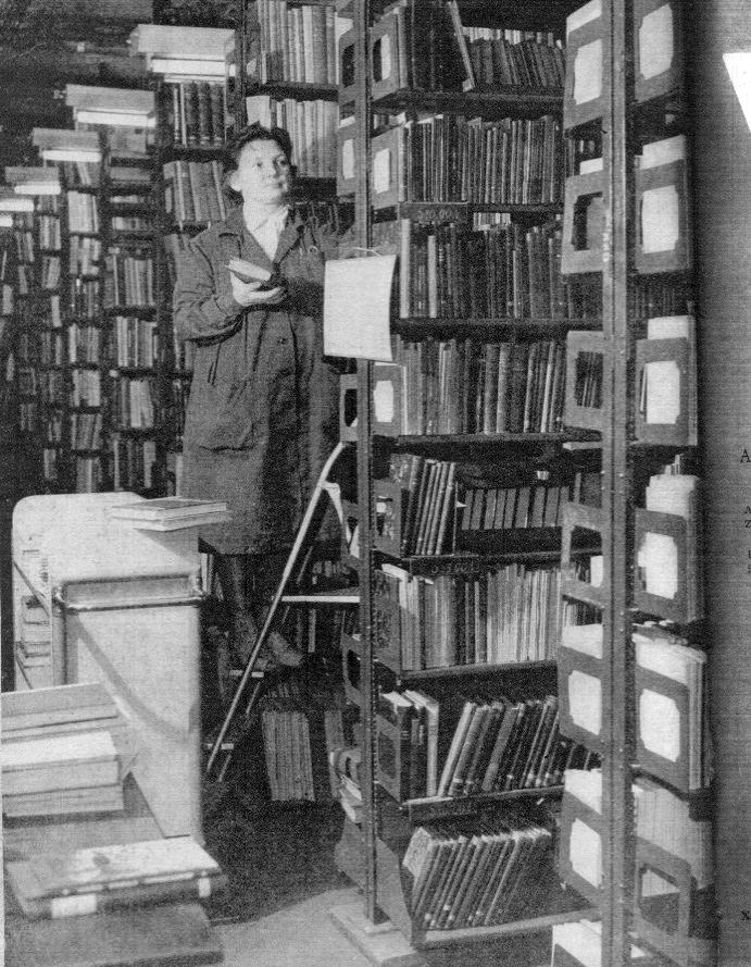 Somogyvári L.: A PEdagógIAI média TEREI... LÉTÜNK 2014/1. 68 91. A Köznevelés 1965-ös sorozatában (A pedagógia műhelyei) megjelent kép az Országos Pedagógiai Könyvtár raktárát mutatja be.