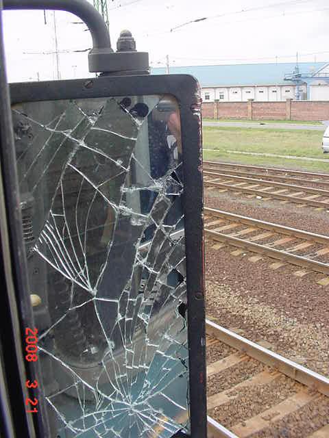 1.2 Személyi sérülés Személyi sérülés nem történt. 1.3 Vasúti járművek sérülése A V43-1060 psz. mozdony jobb oldali tükre megrongálódott, üvege összetört. A kár mértéke kb. 50.000.- Ft. 4.