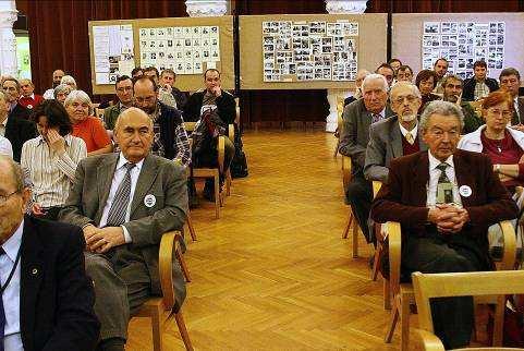 A jubileumi ünnepségre Társulatunk reprezentatív meghívót készített, továbbá minden résztvevınek kitőzıt és a legjelentısebb személyiségekrıl összeállított füzetet adott ajándékba.