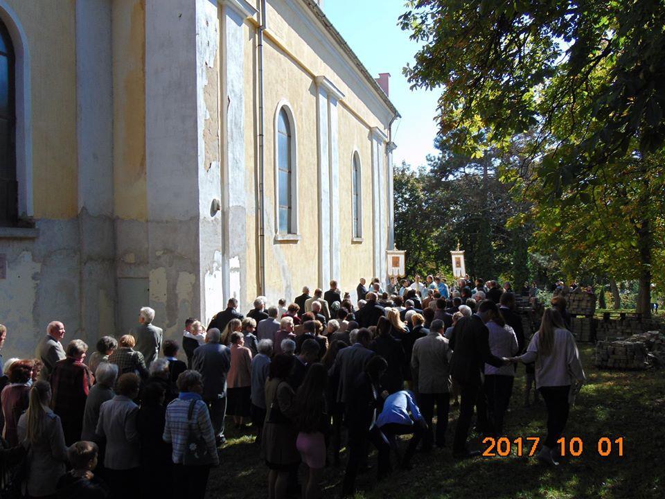 A körmenet a hagyományok szerint, az óra mutató járásával