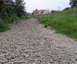 I. CHARAKTERISTIKA ÚDOLIA KAŇAPTY 46 Rieka Bodva v meste Moldava nad Bodvou v lete 2007 (Foto: Petrik Ervin) ná riekou Bodva.