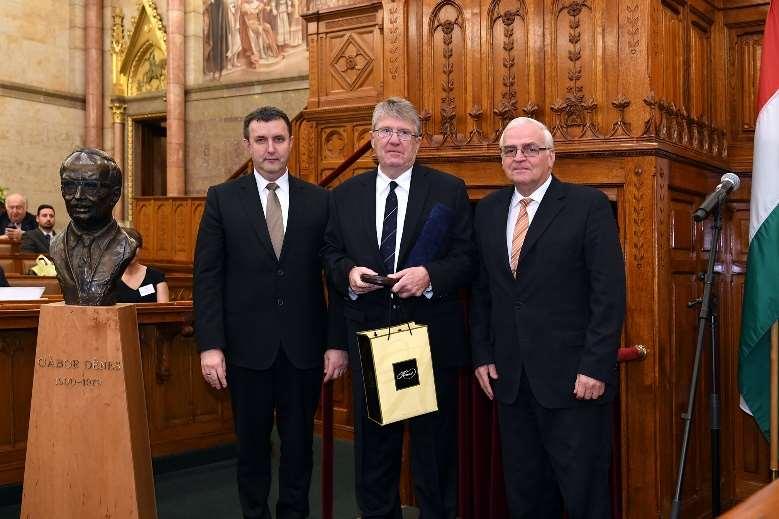 Gschwindt András villamosmérnök, a Budapesti Műszaki és Közgazdasági Egyetem címzetes egyetemi docense, a hazai rádióamatőr mozgalom fáradhatatlan irányítója, az űrtechnológia hazai fejlesztésében