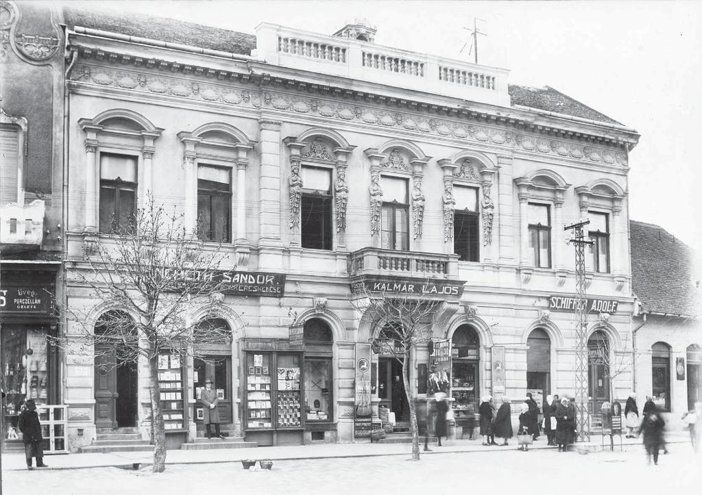 c 38. A mai Arany patika épületét Molnár László kereskedő aki később a Nagykőrösi Községi Takarékpénztár igazgatója lett építtette 1888-ban. A három középső ablak fölött ma is látható az M. L. monogram.