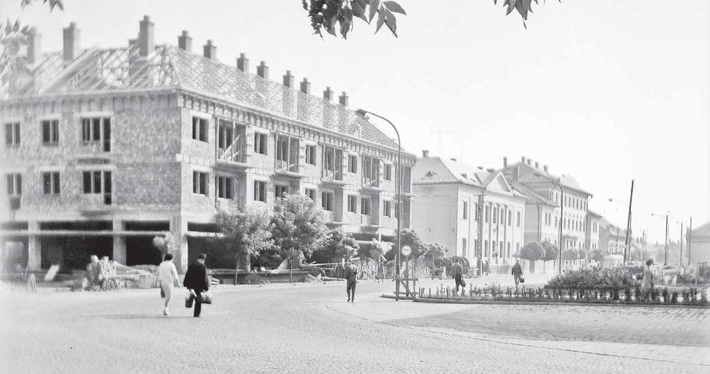 Az 1930-as évek közepén bontották le, a helyén évtizedekig egy kis park volt. d 61. Épül a 14 lakásos szövetkezeti társasház a Kecskeméti út sarkán, a Póka (ma Derkovits) utca 1.