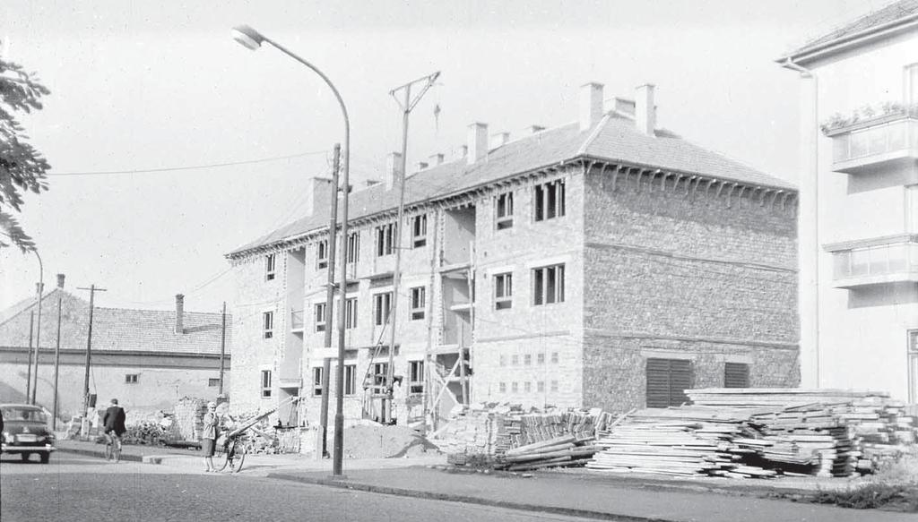 c 67. Épül a Kecskeméti út 3. szám alatti 17 lakásos szövetkezeti társasház. 1963. október 25-én adták át.