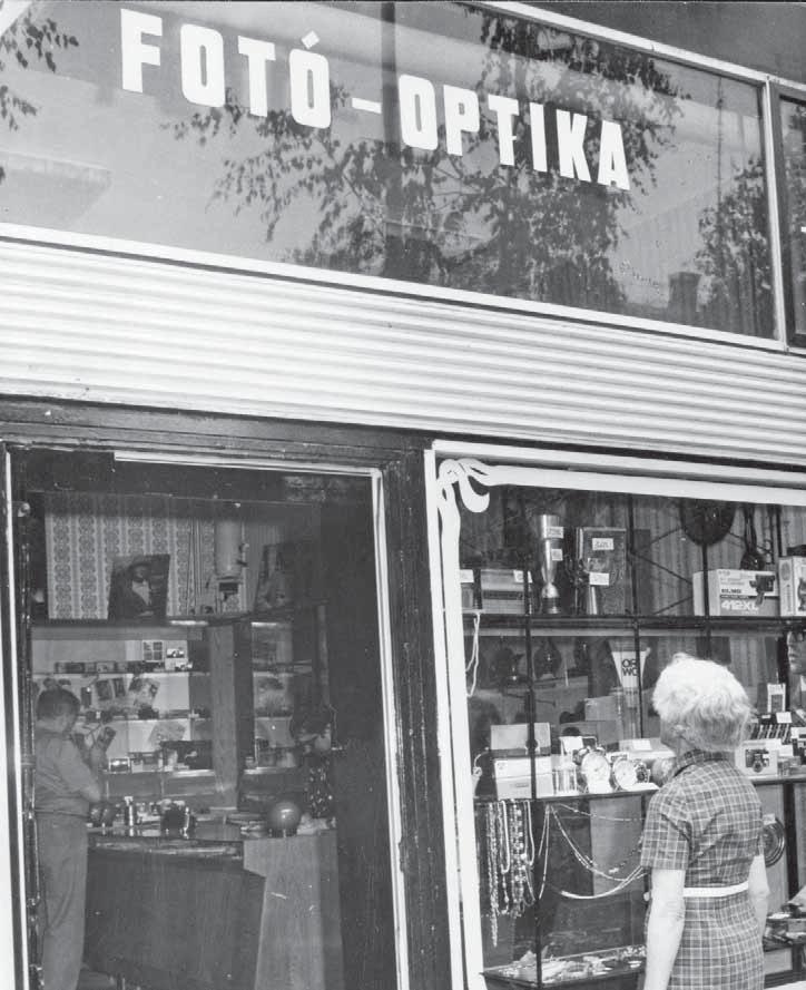 Fotó-Optika bolt a Kecskeméti úti üzletsoron. 1981.