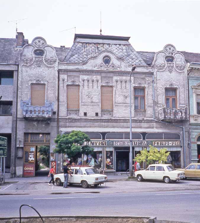 A Kertész-ház, földszintjén a Pest Megyei Ruházati Kiskereskedelmi Vállalat divatáru és készruha boltjával, mely 1972.