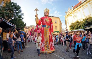 koncertekkel. Kiemelt program a Koronázási Ünnepi Játékok középkori időutazása, a Nemzetközi Néptáncfesztivál színes forgataga és az augusztus 20-i látványos történelmi felvonulás.
