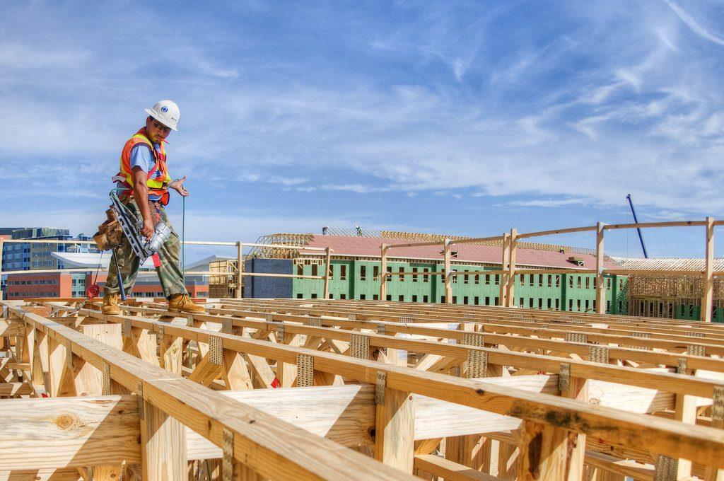 A helyszíni monolit beton és vasbetonszerkezetekhez zsalut készít, zsaluzatokhoz, zsaluzati rendszerekhez tartozó állványzatokat szerel, a betont bedolgozza és homlokzati fémállványokat