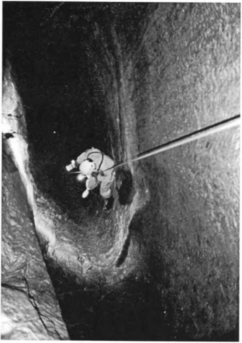 Éppen túránk utolsó napján hozták a hírt, hogy 570 m mélységig ereszkedtek egy addig ismeretlen egybefüggő aknában, és kötél hiányában kellett viszszafordulniuk.