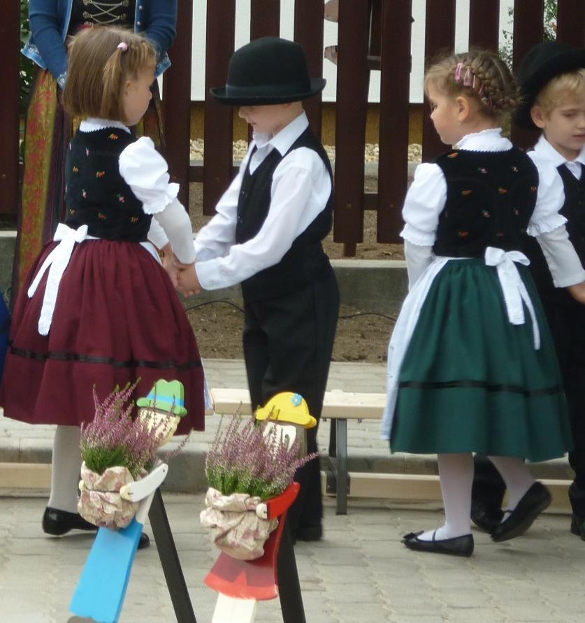 6.9. Die Traditionen Die Pflege der Sitten und Bräuche (Traditionenbewahrung): Nach unserem Programm ist die Pflege der Traditionen eine Aufgabe der Kindergärtnerinnen.