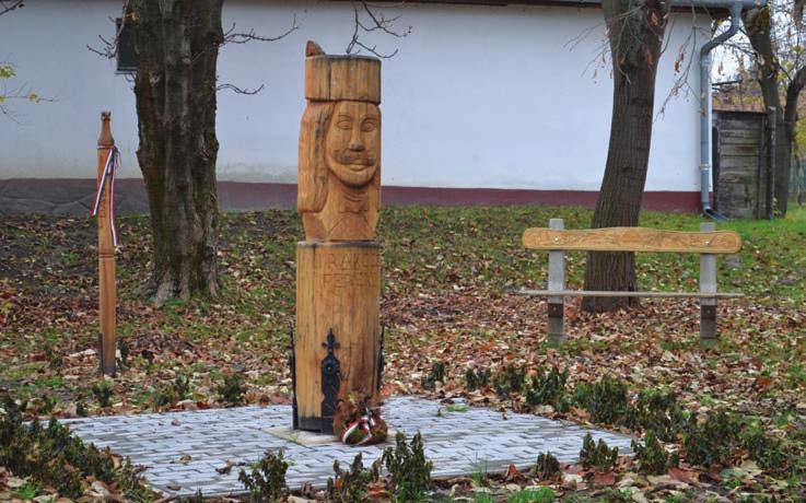 jelenlévõknek szinte egy történelemóra keretében ismertette az akkori eseményeket Édesapjától származó személyes élményekkel színesítette beszédét. Tényleg élvezet volt hallgatni!