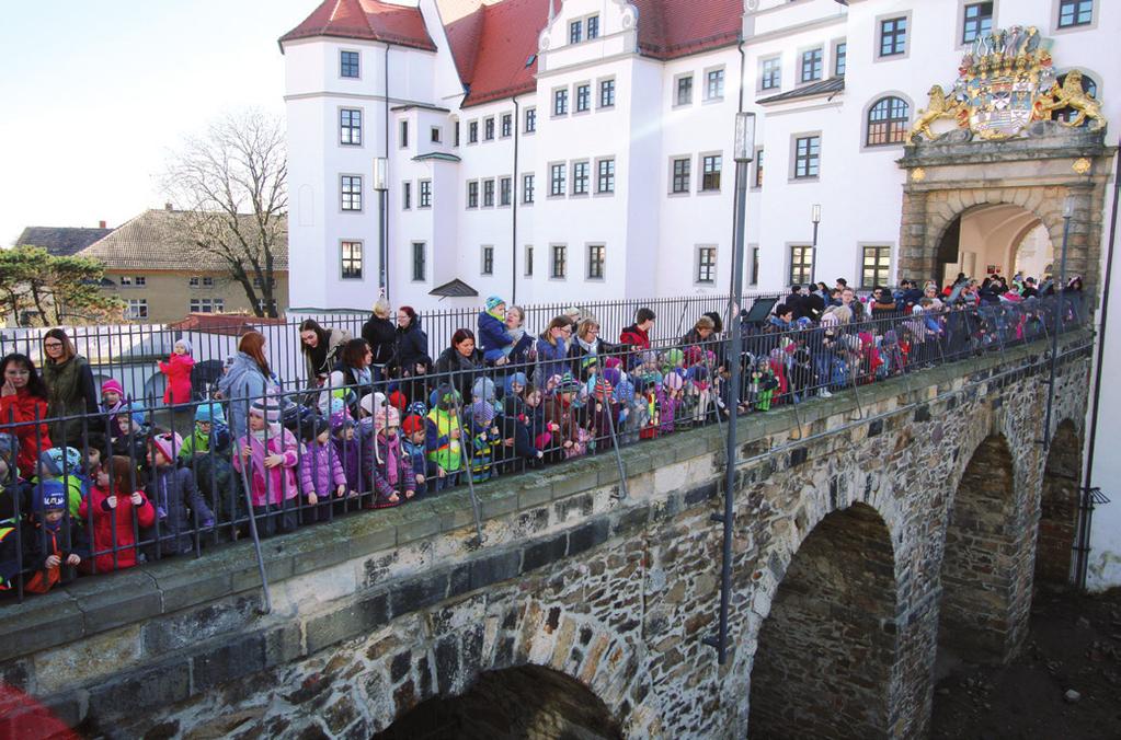3 Landrat Kinder holen Torgauer Bären aus dem Winterschlaf Bären! Bea! Benno!, schallte es am 24. März aus mehr als 100 Kinderkehlen am Bärengraben vor Schloss Hartenfels Torgau.