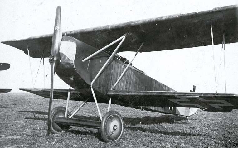 1.1.2. Fokker D vadászrepülőgép A Fokker D.VII első világháborús vadászrepülőgép, amely Reinhold Platznak, a Fokker-Flugzeugwerke főtervezőjének tervezőasztalán született meg 1918 nyarán és őszén.