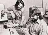Hiába rúgták ki Jobsot, a hullámvasút tovább folytatódott: a Macintosh Portable, az első noteszgép például évekkel megelőzte korát, de túl drága volt nem vette meg szinte senki.