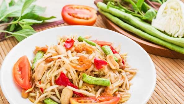 Thai Papaya Salad Som Tam Thai 1. Grind the chili, garlic cloves and green beans by using a pestle and a mortar in order to enable the ingredients to release and infuse flavors. 2.