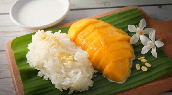 Kókusztejes ragacsos rizs mangóval Khao Niaow Ma Muang Ingredients (for 2 servings) 1. A rizst áztassuk be körülbelül kétszeres mennyiségű hideg vízbe és hagyjuk állni legalább három órán át.