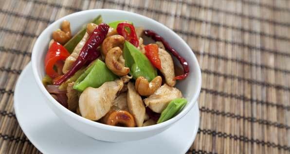 Stir Fried Chicken and Cashew Nuts Kai Pad Med Mamuang Himmapan 1. Slice chicken into small pieces (1 cm) and marinate in flour. 2. Pour vegetable oil into frying pan and heat until the oil is hot. 3.