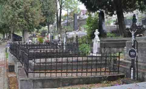 Hroby s mrežovými ohrádkami v strednej časti cintorína - postupné rozširovanie cintorína prikupovaním