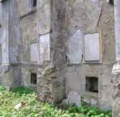 Vstupný otvor v portáli má sedlový tvar, po jeho stranách je dvojica stĺpov s akantovými hlavicami, dverná výplň je drevená dosková