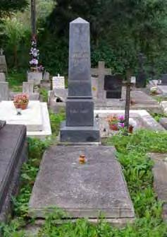 farárov na čestnom mieste pred kaplnkou (1848-1919), ktorý sa zaslúžil o výstavbu nového (dnešného) kostola na