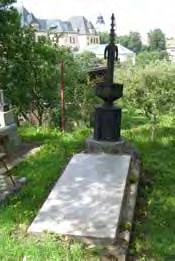 štíte. Náhrobník rodiny MUDr. Artúra Hritza, ktorý bol riaditeľom a primárom nemocnice Gustáva Herrmanna za monoprimariátu (ženské a chirurgické oddelenie).
