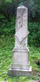 VON PROBSTNER - 130 - Náhrobný kríž zo skupiny krížov rodiny Kežmarských situovaných na čestnom mieste v blízkosti kaplnky Obelisk Gejzu Demetera s bohatým reliéfnym dekórom
